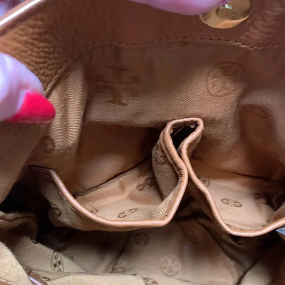 TORY BURCH Women’s Purse, great condition. Slight color transfer on the back. - Picture 6 of 6
